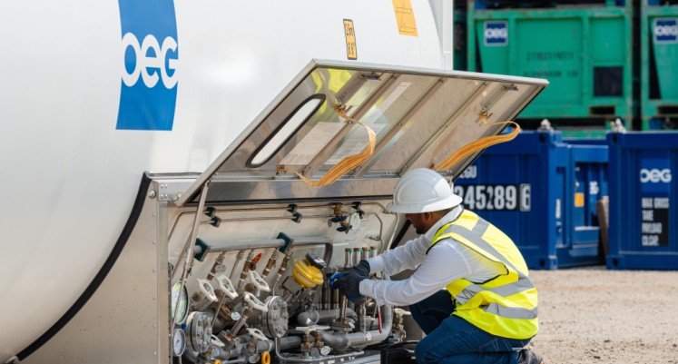 Man_fixing_an_eqipement