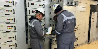 GE_Vernova_employees_examine_the_plant