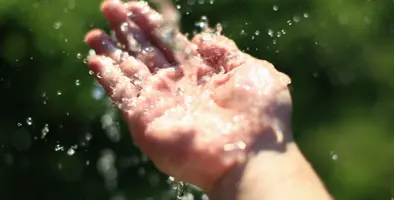 A_hand_being_showered_with_water