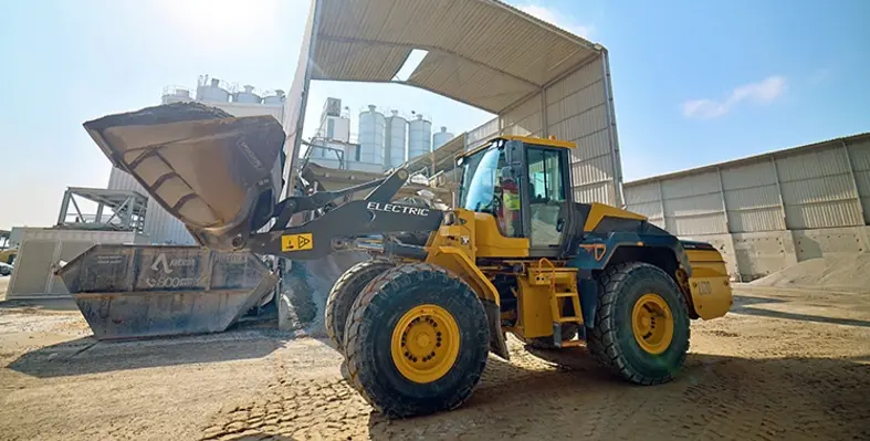 Volvo L120H Electric wheel loader shines in UAE tests 01 747x399 1