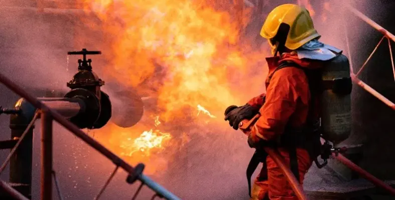 firefighter_extinguishing_fire