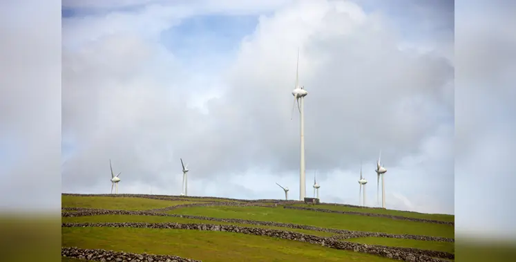 Image-of-a-windmill