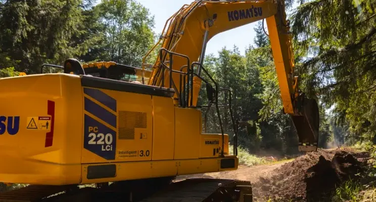 Komatsu's_/Excavator-PC220LCi