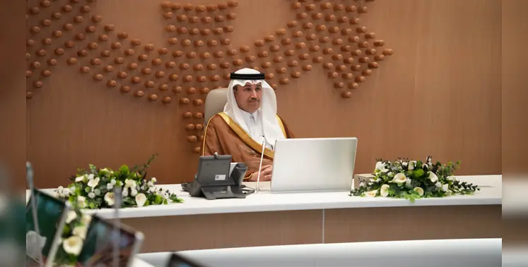 A_man_wearing_traditional_Gulf_attire_sits_at_a_desk