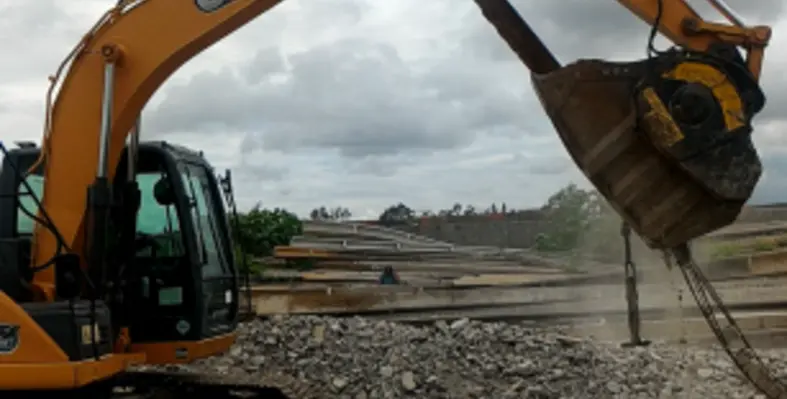 BF60.1 Case CX130B Brazil light posts 2