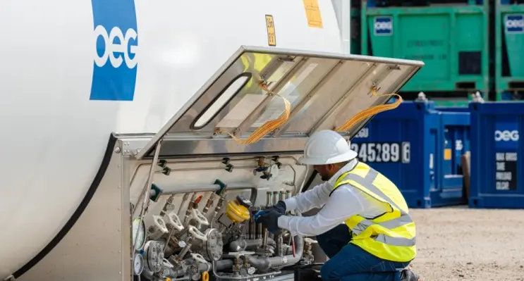 Man_fixing_an_eqipement