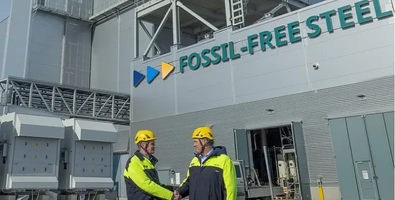 SSAB and Manitou senior executives shaking hands in front of the SSAB warehouse.