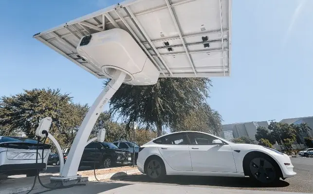 The fast adoption of renewables and EVs is gaining pace in the Middle East. (Image source: Pexels) ev solar trme 2