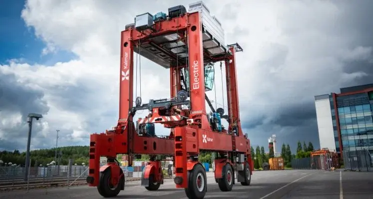 kalmar_electric_straddle_carrier